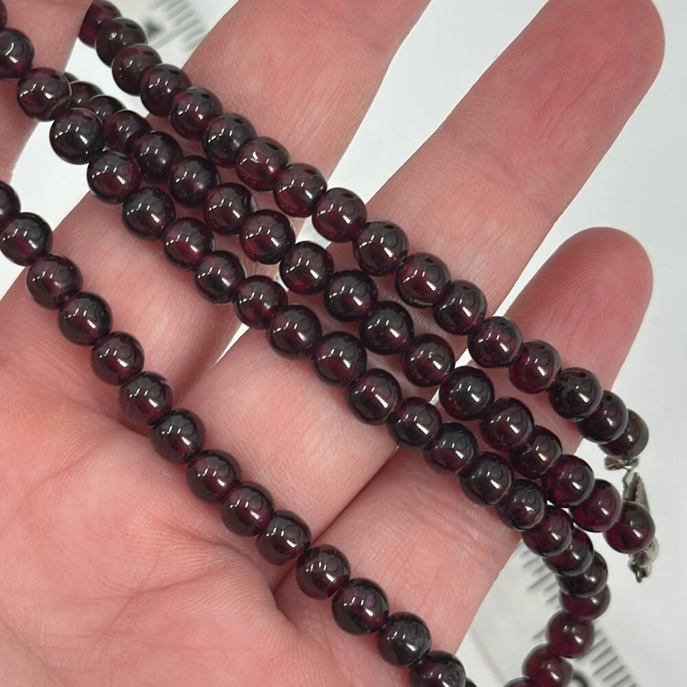 Burgundy glass beaded necklace - Picture 4 of 4